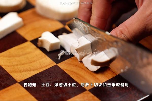鸡肉蘑菇浓汤的做法图解1
