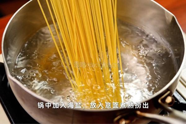 松露蛋黄意面的做法图解2