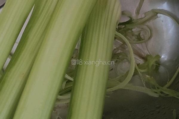 西芹彩椒炒鲜鱿的做法图解1