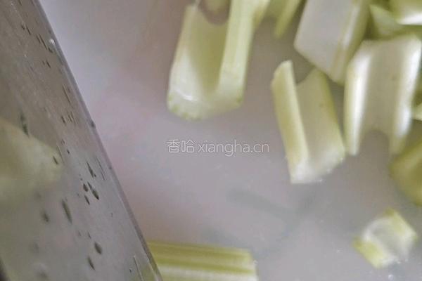 西芹彩椒炒鲜鱿的做法图解2