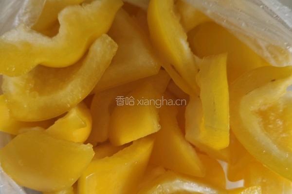 西芹彩椒炒鲜鱿的做法图解3