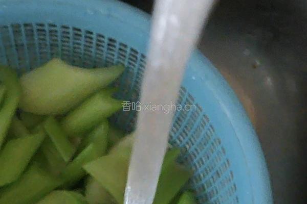 西芹彩椒炒鲜鱿的做法图解6