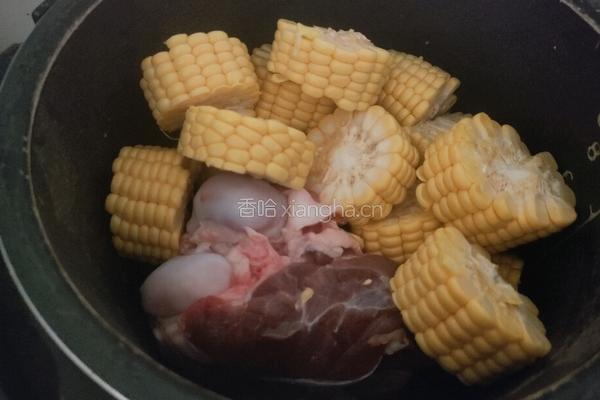 玉米胡萝卜筒骨汤的做法图解3