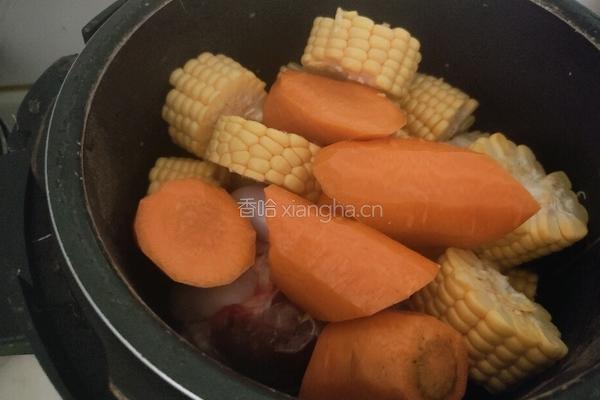 玉米胡萝卜筒骨汤的做法图解4