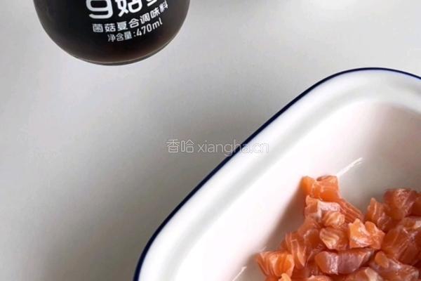 三文鱼生菜拌饭的做法图解2