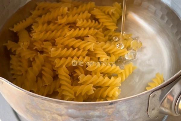 芝士鸡肉丸意面的做法图解1