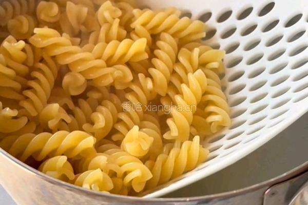 芝士鸡肉丸意面的做法图解2