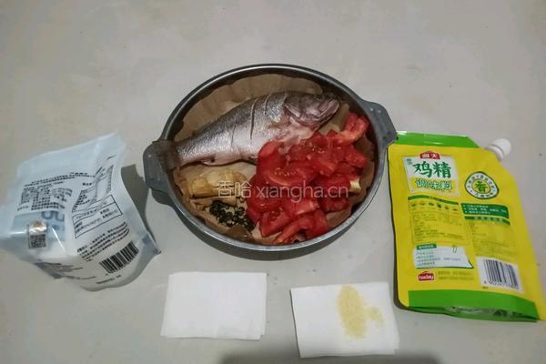 西红柿闷鲈鱼的做法图解1