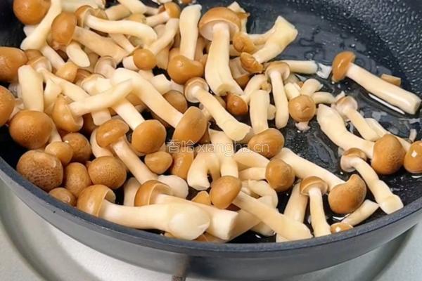 蟹味菇滑蛋的做法图解2