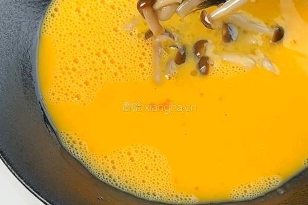 蟹味菇滑蛋的做法图解3