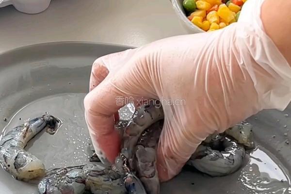 菠萝虾仁蛋炒饭的做法图解1