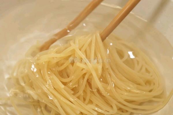 黑松露蒜香奶油虾意面的做法图解2