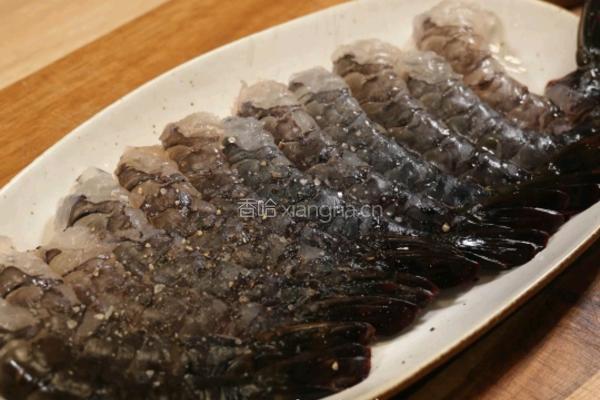 黑松露蒜香奶油虾意面的做法图解3