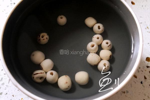 银耳莲子红枣汤的做法图解2