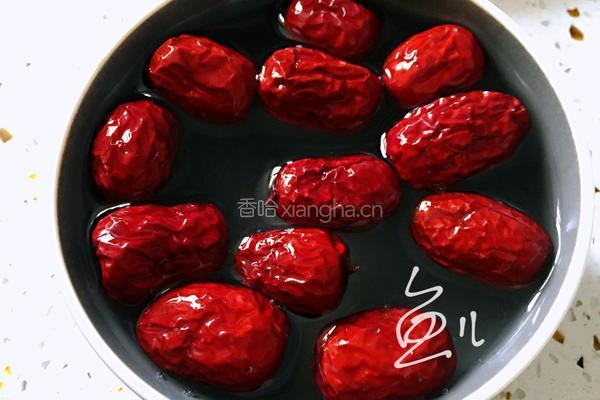 银耳莲子红枣汤的做法图解3