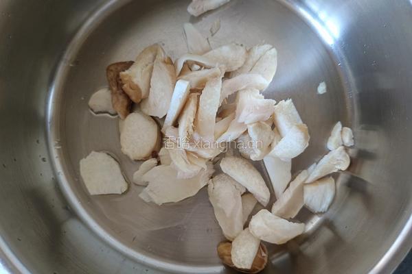 黄瓜滑肉片拌荞麦面的做法图解2