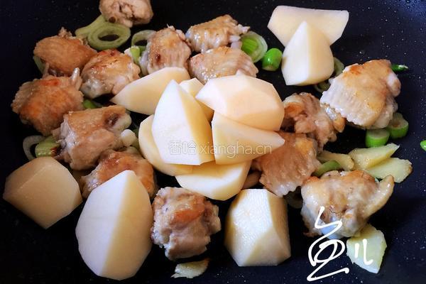 土豆炖鸡翅的做法图解10