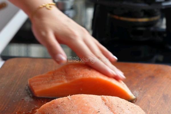 黑松露蒜香三文鱼的做法图解2