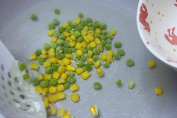 加拿大北极虾菠萝炒饭的做法图解4