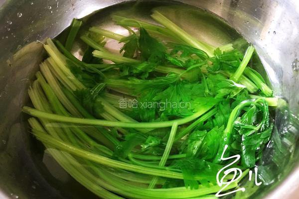 芹菜炒木耳的做法图解4