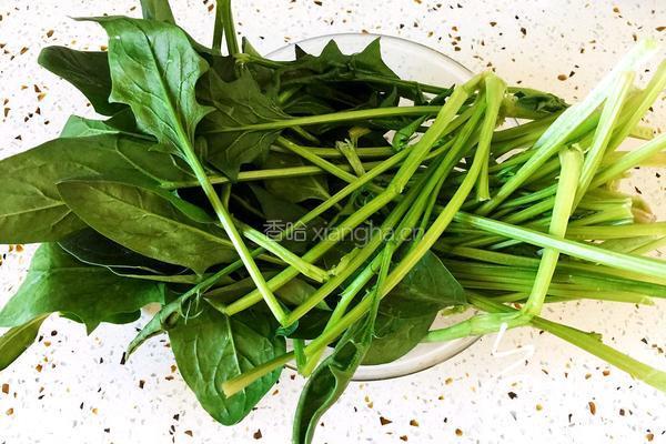 菠菜拌花生米的做法图解1