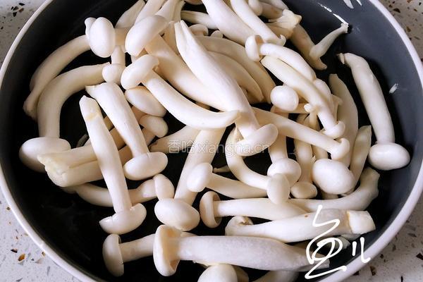 白玉菇炒鸡蛋的做法图解2