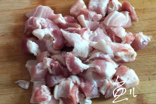 白萝卜炖猪肉的做法图解1