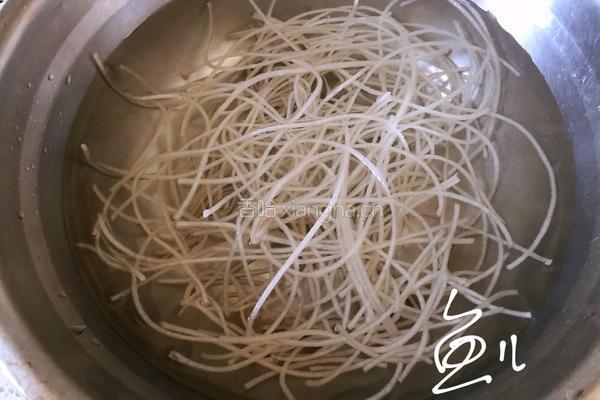 卷心菜炒粉条的做法图解1
