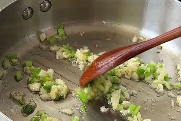 番茄牛豆肥牛煲的做法图解2
