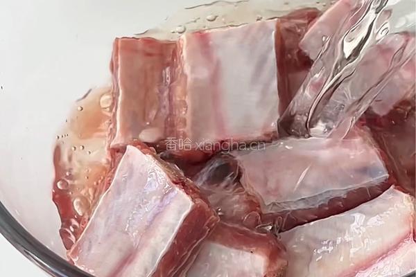 蒜香椒盐排骨的做法图解1