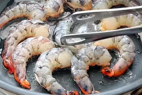 菠萝虾仁蛋炒饭的做法图解2