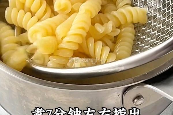 奶油口蘑培根虾滑意面的做法图解2