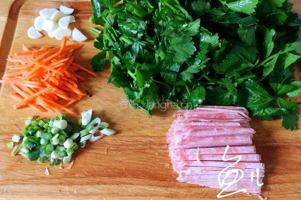 芹菜木耳炒肉丝的做法图解2