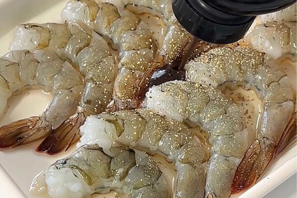法式蒜香牛油虾的做法图解2