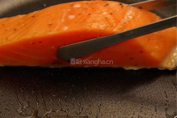 黑松露奶油番茄三文鱼的做法图解3