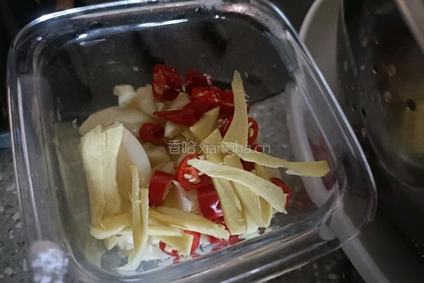 酸芋苗炒猪大肠的做法图解3