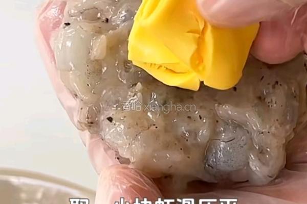黑松露薯片芝士虾球的做法图解3