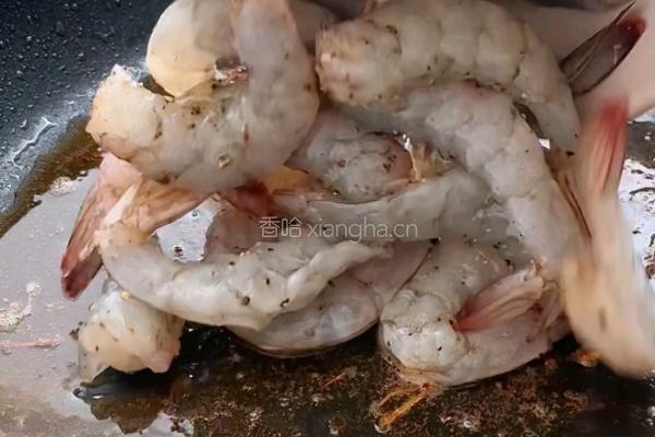  韩式蒜香奶油虾的做法图解3