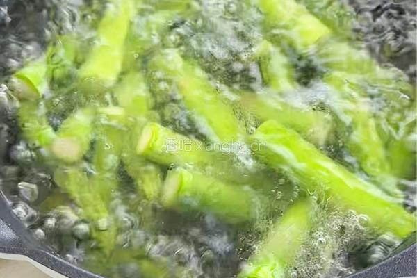 蒜香芦笋牛肉的做法图解4