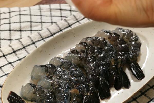 牛油果蒜香黑虎虾的做法图解1