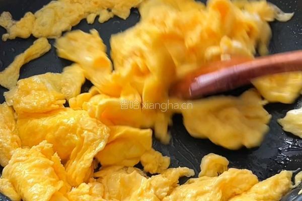 菌菇虾仁鸡蛋面的做法图解2
