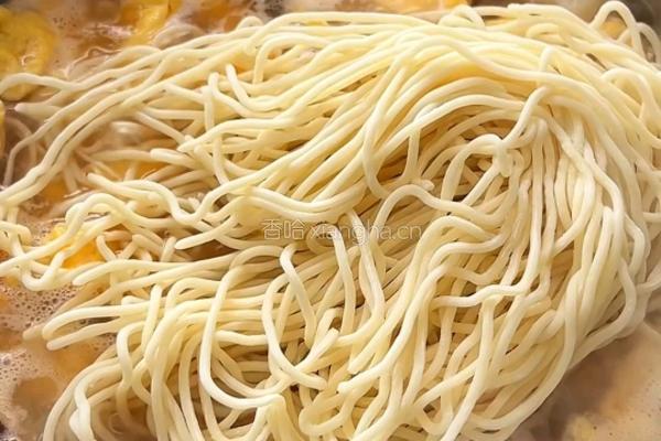 菌菇虾仁鸡蛋面的做法图解6