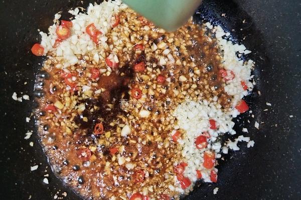 蒜蓉粉丝海鲜煲的做法图解5