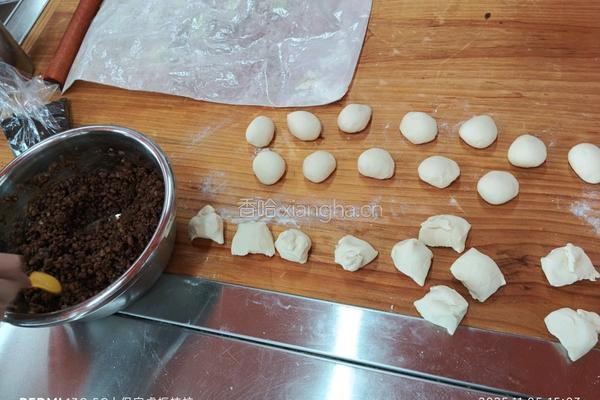 红豆包和蜜豆卷的做法图解2