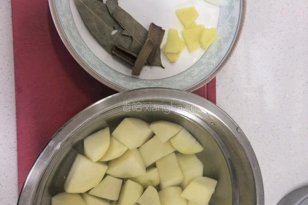 土豆牛腩的做法图解3
