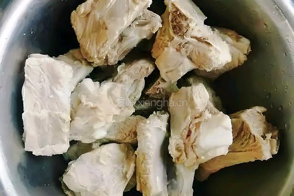 玉米排骨汤的做法图解1