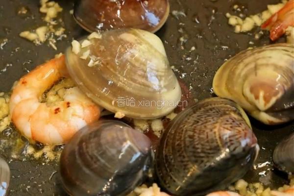 蒜香奶油烩海鲜的做法图解4