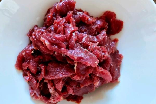 豆芽烧牛肉的做法图解1