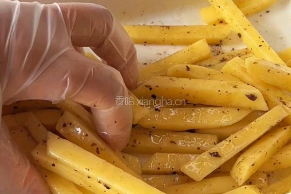 芝士肉酱薯条的做法图解3