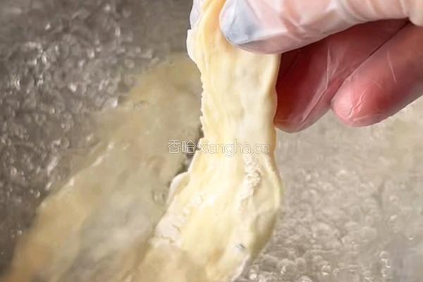 虾滑宽面的做法图解3